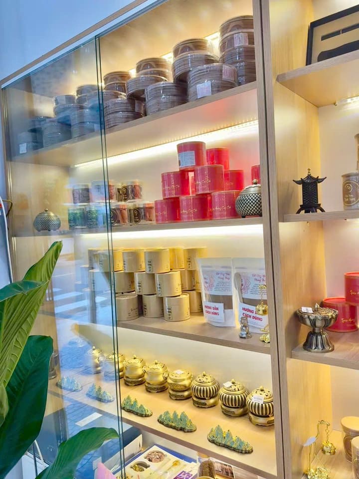 hinh showroom thuc te tram huong thinh vuong 1 |
